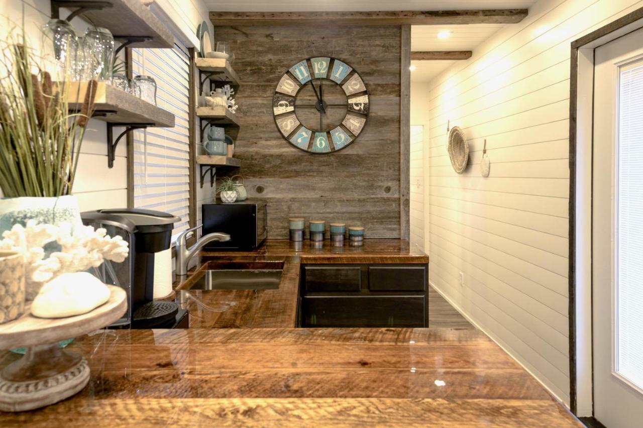 The Shoreline Container Home 12 Min To Magnolia Silos And Baylor Waco Exterior photo