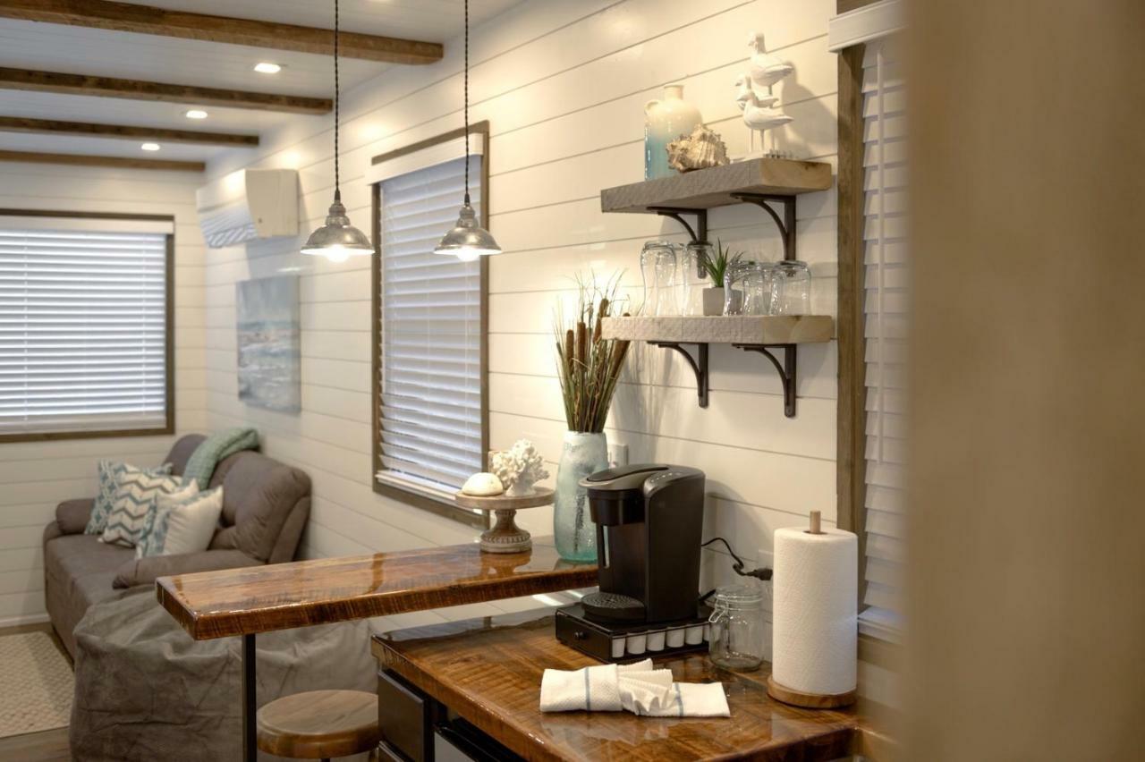 The Shoreline Container Home 12 Min To Magnolia Silos And Baylor Waco Exterior photo