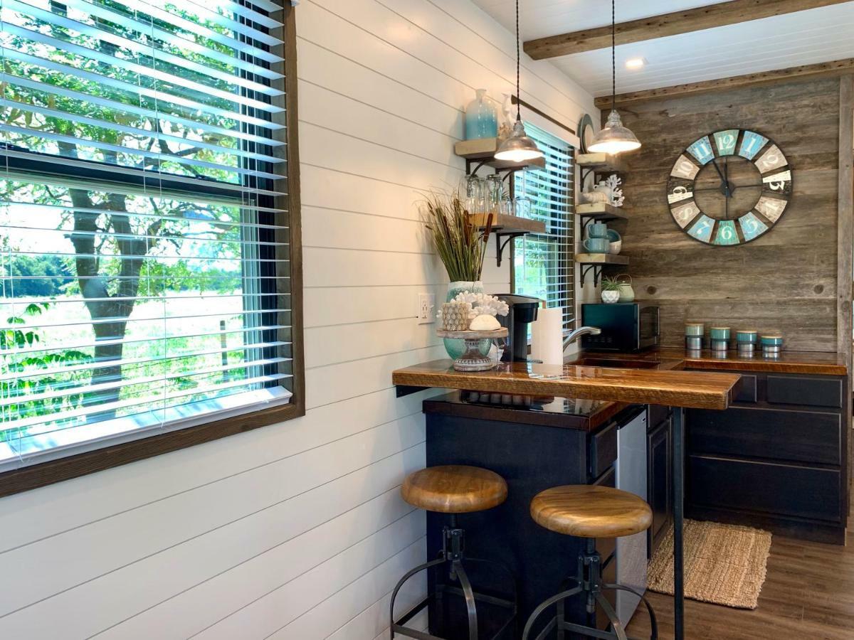 The Shoreline Container Home 12 Min To Magnolia Silos And Baylor Waco Exterior photo