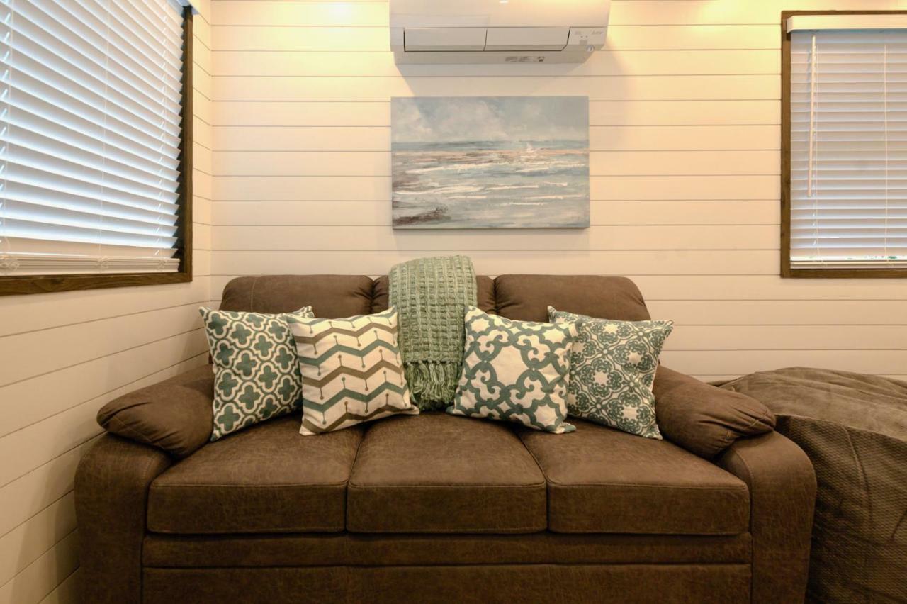 The Shoreline Container Home 12 Min To Magnolia Silos And Baylor Waco Exterior photo
