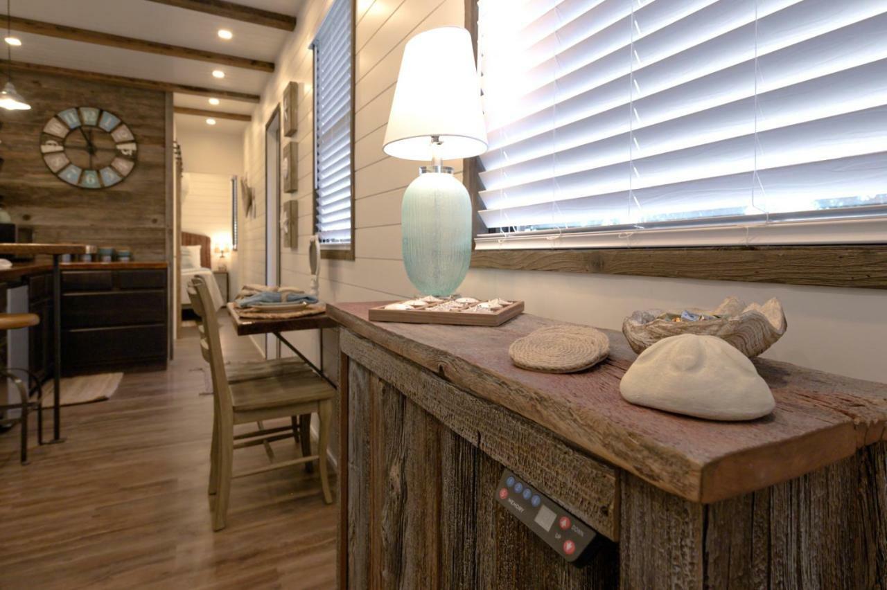 The Shoreline Container Home 12 Min To Magnolia Silos And Baylor Waco Exterior photo